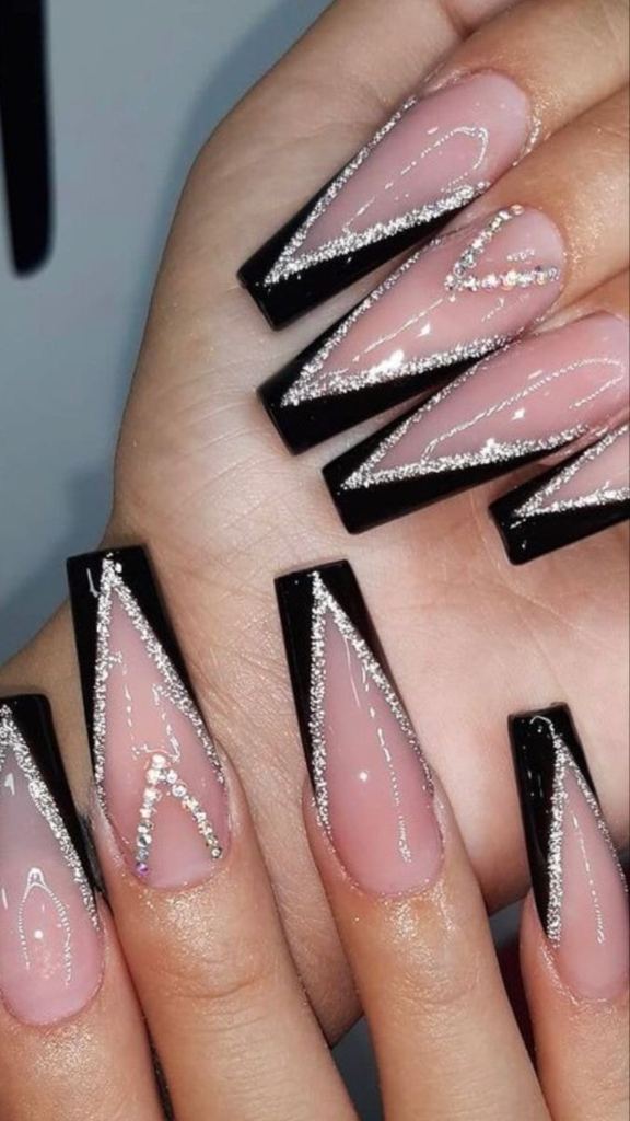 92 unghie acriliche rosa nere con punte diagonali nere e glitter argento