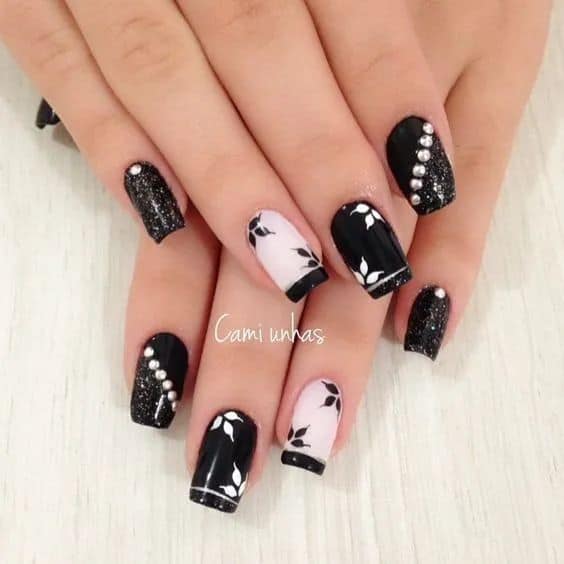 95 Black nails with pearl rhinestones, leaf drawings with pink Cami Unhas