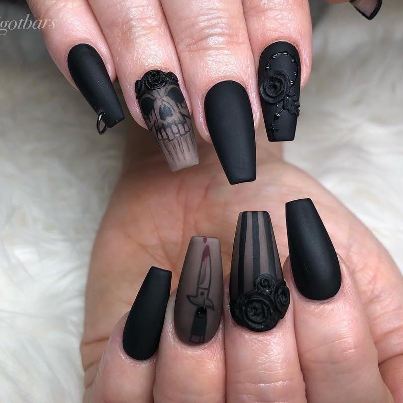 98 Decoracion de Unas Nails Halloween Negras con rosas negras dibujos de cuchillo y calavera