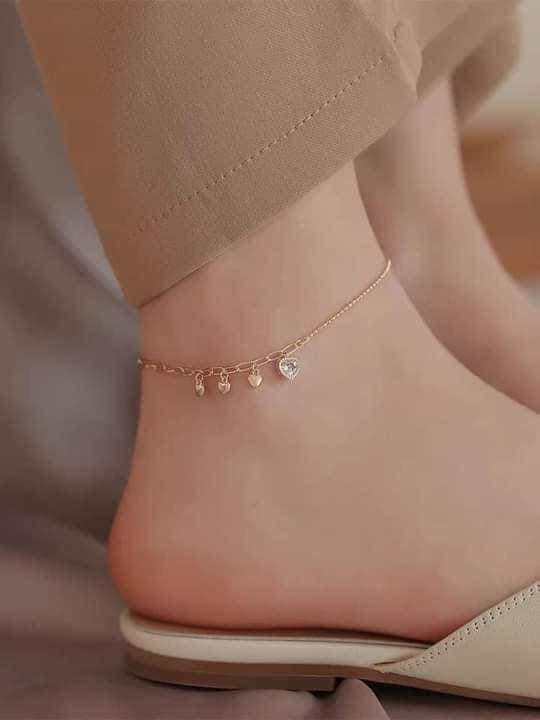 Cavigliera in oro con quattro ciondoli a forma di cuore con diamanti
