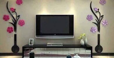 1 TOP 1 Decoracion de Paredes Sala de TV con relieves de madera simil plantas con flores rosadas y violetas lampara de rama luz focalizada superior