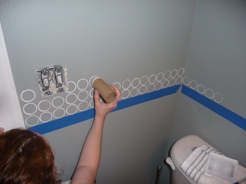 1 TOP 1 Disegni e decorazioni murali cerchi contigui in vernice bianca realizzati con tubo di cartone di carta igienica da bagno