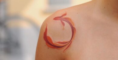 1 TOP 1 Pez Koi Tatuaje en hombro con cola larga formando un circulo zen NARANJA