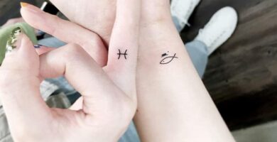 1 TOP 1 Tatuajes Pequenos Para Amigas signos del zodiaco en dedo geminis y en muneca piscis