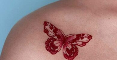 1 TOP 1 Tatuajes con Tinta Roja Mariposa Rojo Obscuro en clavicula