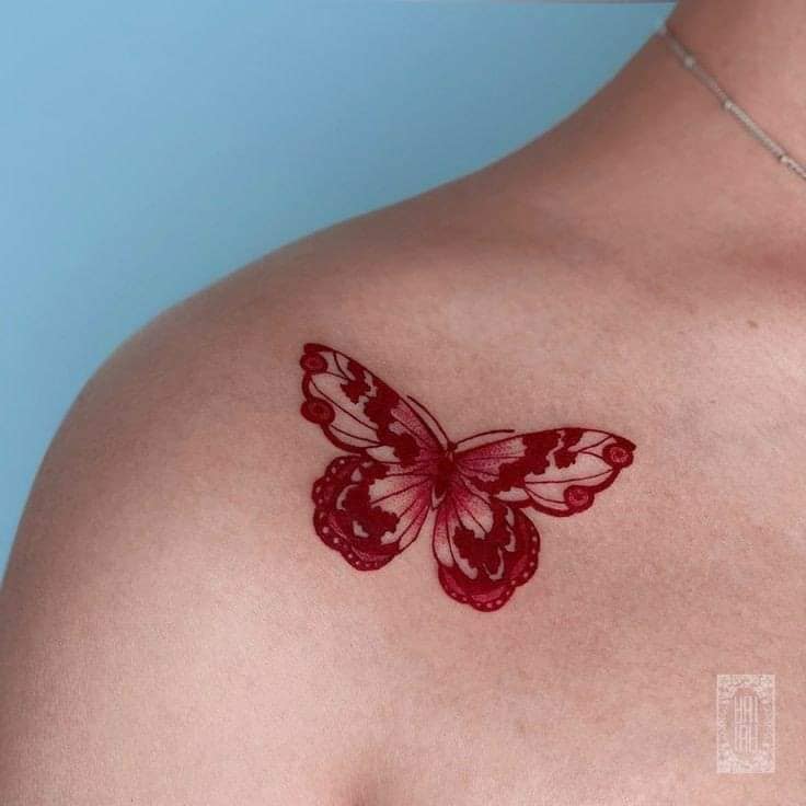 1 TOP 1 Tattoos mit roter Tinte: Dunkelroter Schmetterling auf dem Schlüsselbein