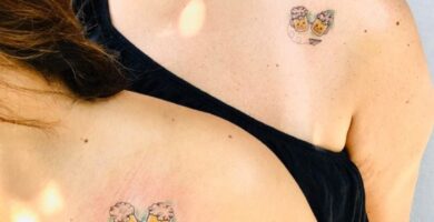 1 TOP 1 Tatuajes de Amigas y Copas de Cerveza Vino Tragos con avioncito de papel que representa el amor a los viajes en clavicula