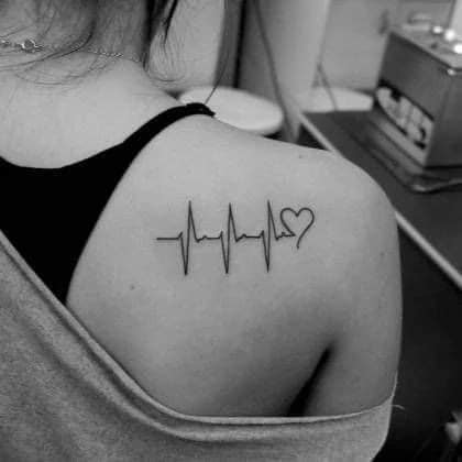 1 TOP 1 Tatuaggi su clavicola e scapola Electro Donna con cuore che raggiunge la spalla in nero
