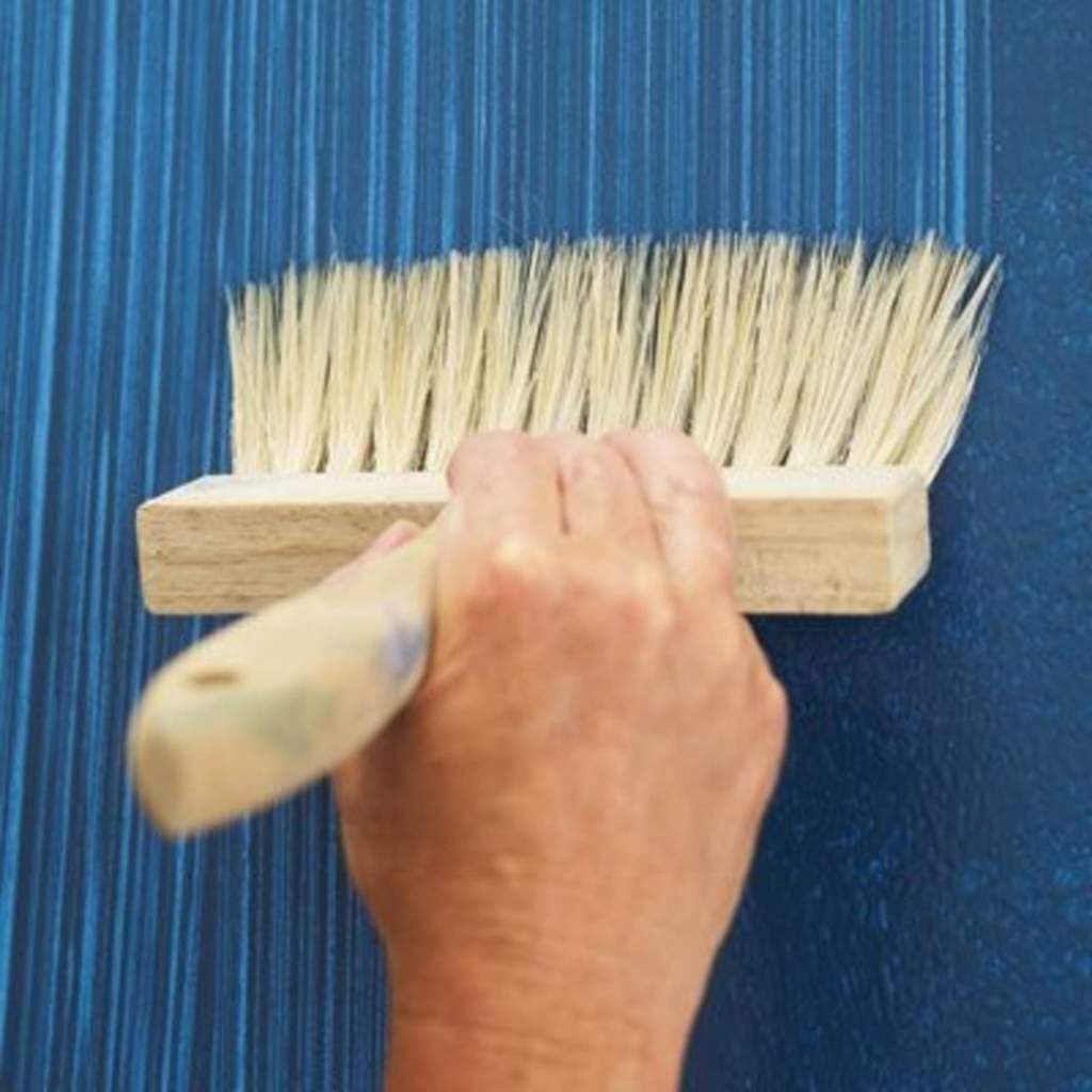10 Desenhos e Decoração de paredes azuis pintadas em listras com um pincel grosso na cor azul claro