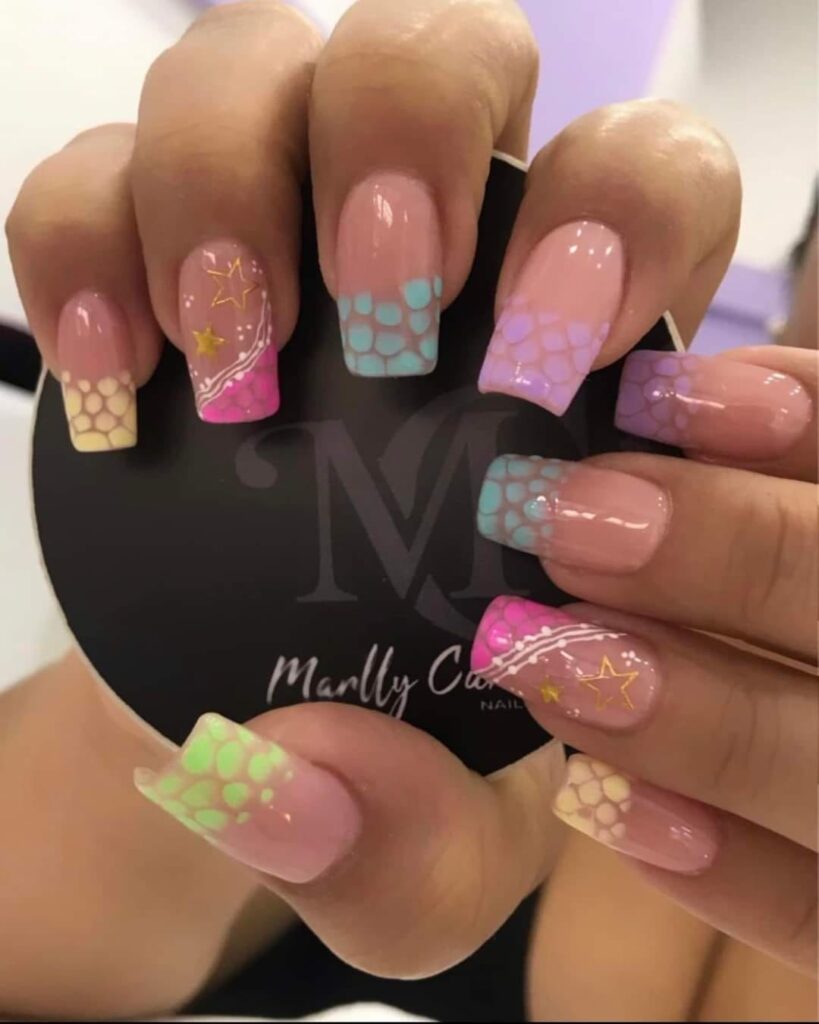 108 Nails with salmon-colored drawings with tips of scales of yellow colors, stars, white lines