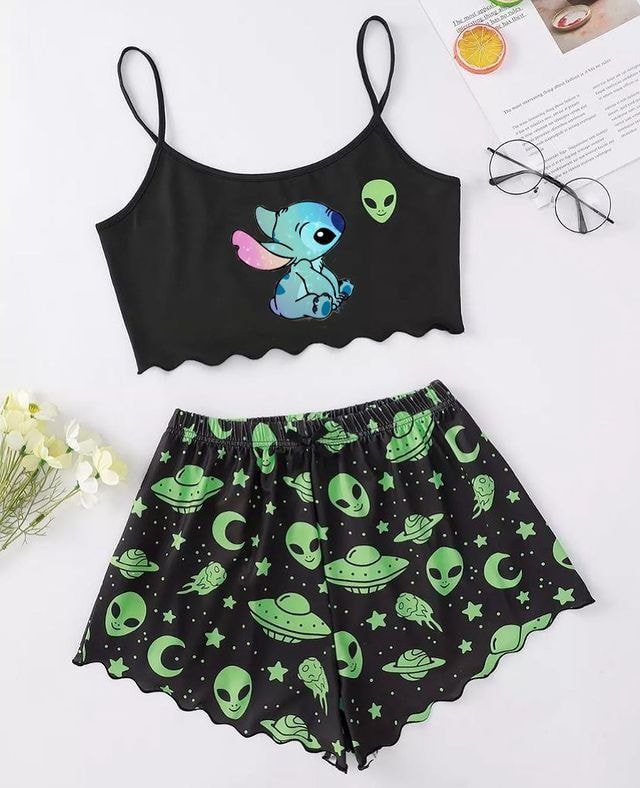 109 Conjunto de Pijama para Mulher by Stitch top preto com estampa e shorts com estampa ET verde