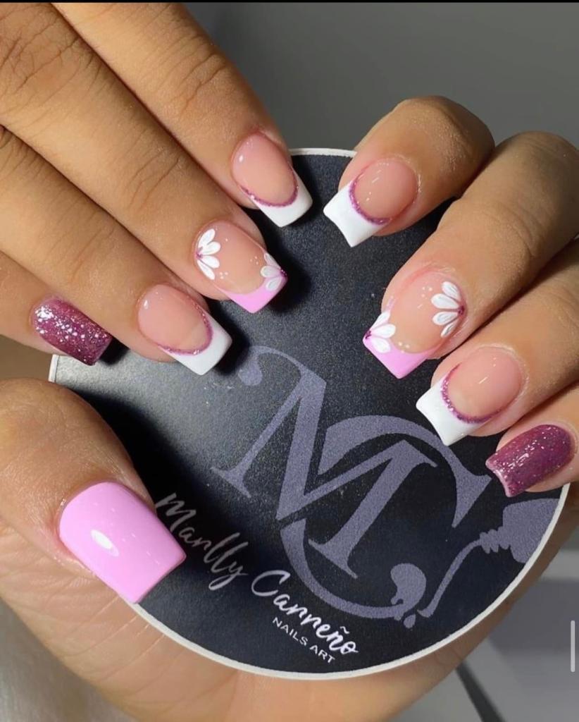 111 ongles à motifs roses avec des marguerites blanches scintillantes violettes