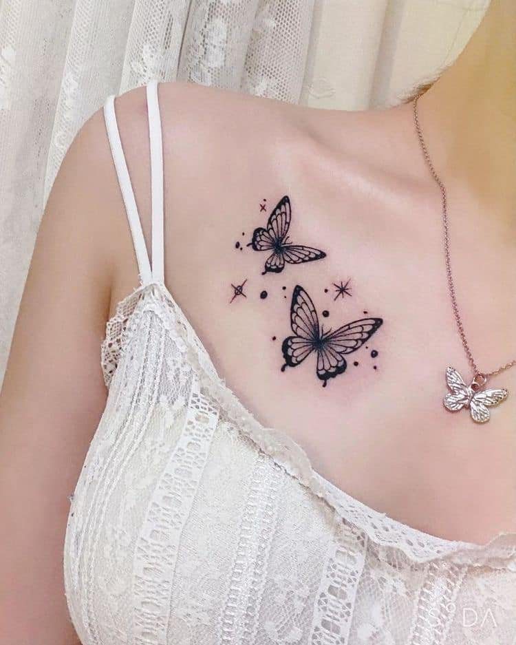 117 Tattoo no ombro e clavícula duas borboletas pretas com estrelas