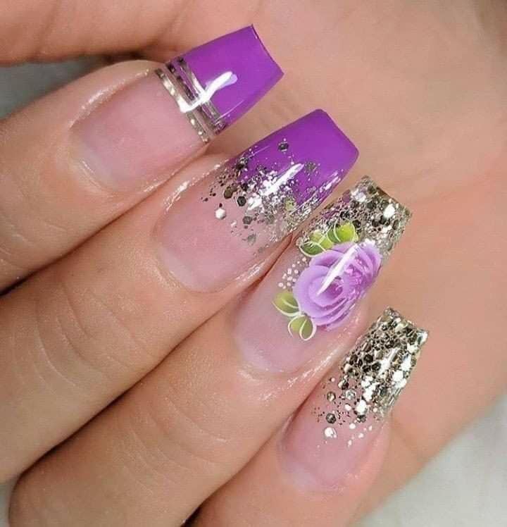 15 Ongles colorés fond violet fleurs feuilles vertes paillettes argentées double lanières argentées
