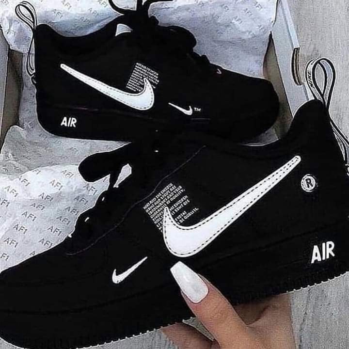 156 Chaussures de tennis pour femmes Nike Air Noir avec logo blanc
