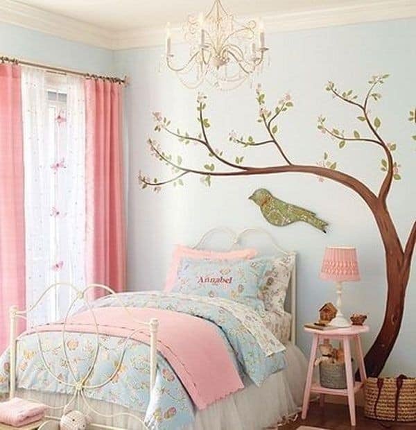 17 Decoração de quarto infantil parede azul claro com árvore marrom com pássaro e folhas de colcha combinando