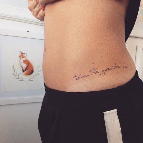 17 Tatuajes de Mujer en la Cintura Cadera Inscripcion Frase Torna Te quem tu es en catalan