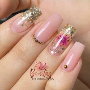 17 ongles colorés avec un fond naturel rose, un transparent avec des fleurs à paillettes dorées et des strass dorés