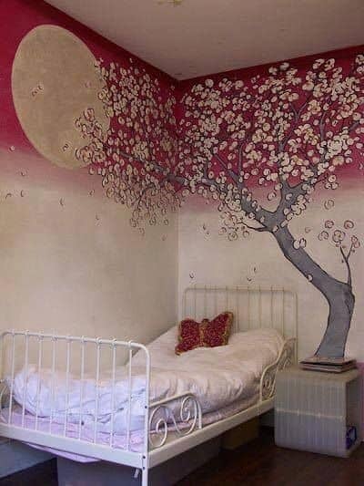 19 Décoration de chambre pour enfants Recréation d'une forêt sur le mur avec ciel rouge, arbre et soleil