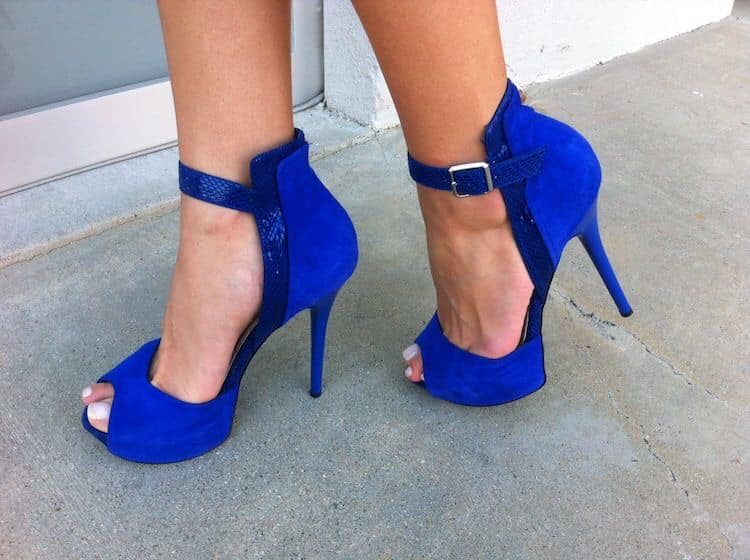 19 Schuhe mit Spitze und offenem Fuß mit blauen Stilettoabsätzen Frankreich
