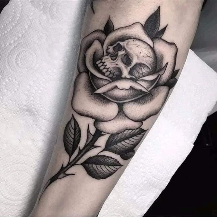 2 TOP 2 Tatuajes de Calaveras y Rosas Negras en pantorrilla calavera saliendo de dentro de la rosa negra con tallo y hojas
