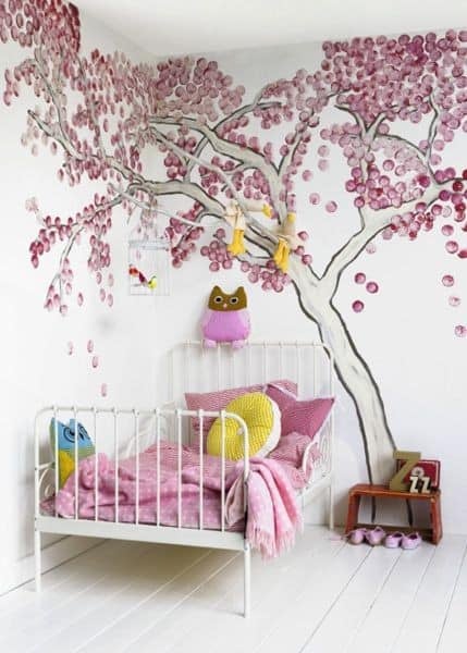 21 Zimmerdekoration für Mädchen, weiße Wand und bemalter Baum mit Blättern