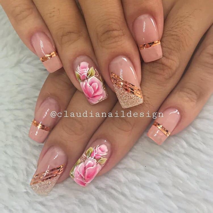 21 Colored Nails Fondocolor natural pink with flowers golden sheets gold parallel diagonals