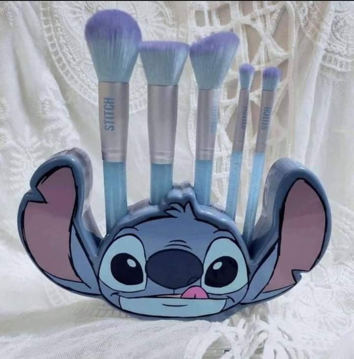 24 Stitch ornament to put makeup brushes