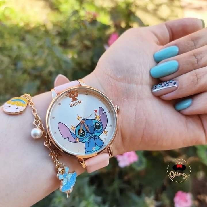 27 Stitch Reloj de pulsera con detalles dorados y pulsera rosada