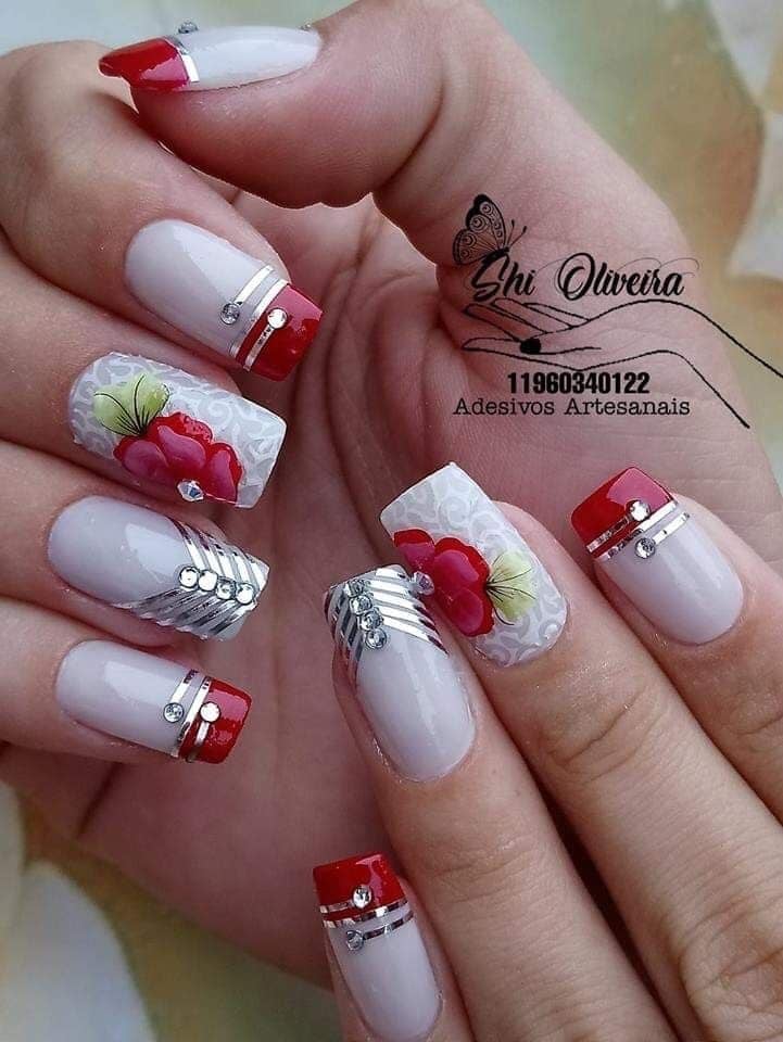 27 Farbige Nägel Weiß marmoriert mit silbernen Spitzen, diagonal mit leuchtenden Strasssteinen und Zeichnungen roter Blumen
