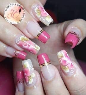29 ongles colorés base rose pâle or feuilles dorées parallèles fleurs roses et jaunes