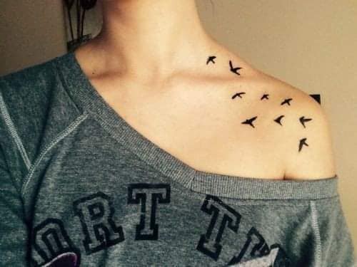 3 TOP 3 Tattoos on the Clavicle and Shoulder Blade Women black birds flying that also reach the lower part of the shoulder
