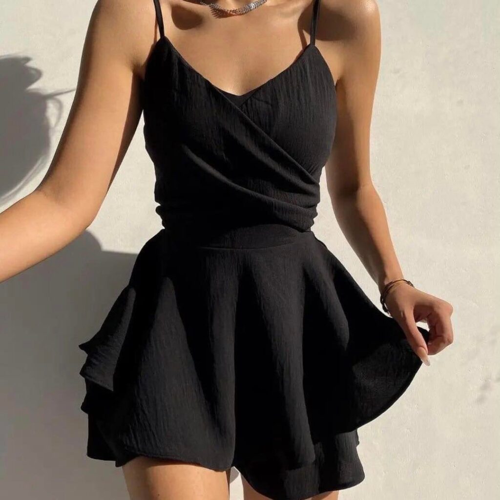 303 Outfit Schwarzes Kleid mit Rock mit Tischen