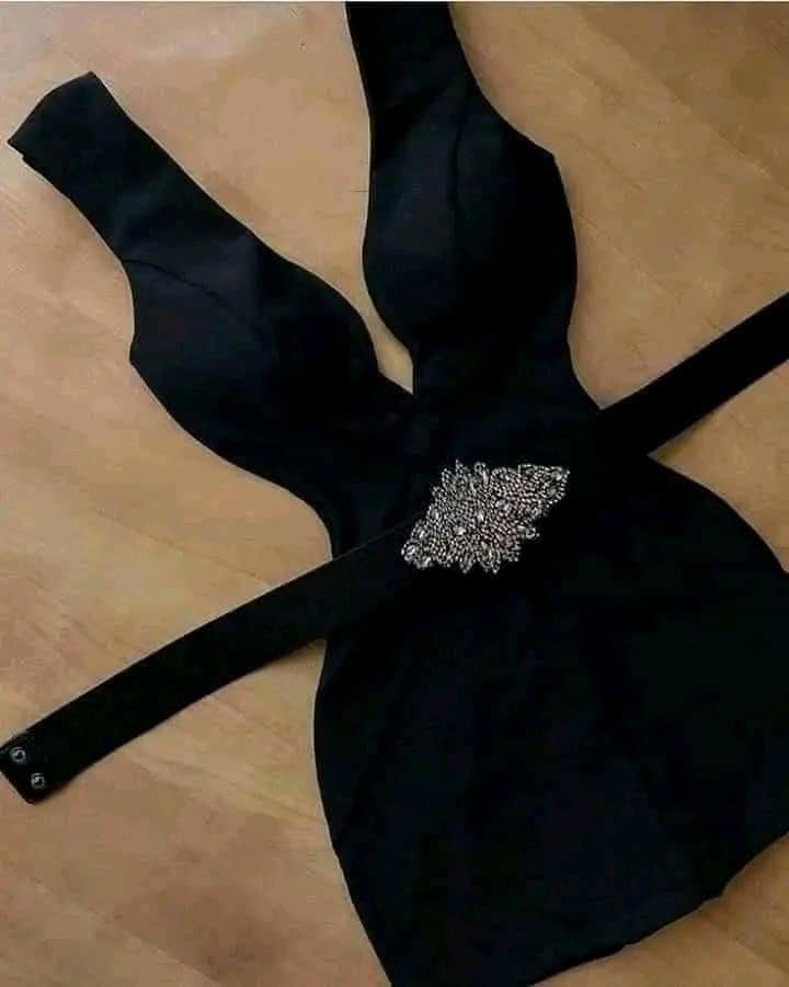 326 Ultrakurzes schwarzes Kleid mit Gürtel mit glänzenden Strasssteinen