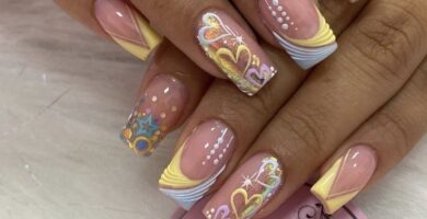 336 Unas con Dibujos Corazones Estrellas Triangulos purpurina dorada Base Rosada