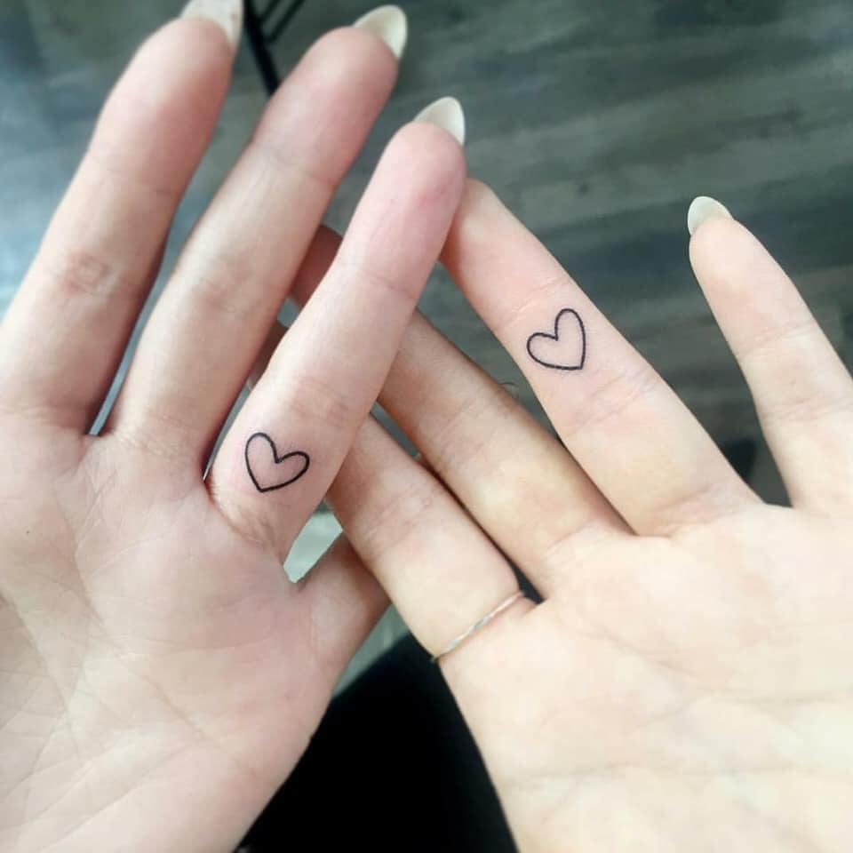 4 TOP 4 pequenas tatuagens para amigos dois corações nos dedos