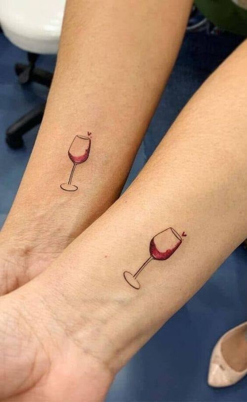 4 TOP 4 Tatuaggi di Amici e Bicchieri di Birra Vino Drink al polso due bicchieri di vino rosso con un cuoricino