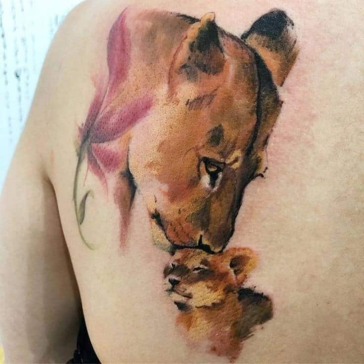 4 TOP 4 Tatuajes de Leona y su cachorro en omoplato