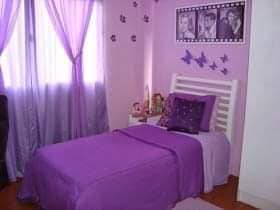 5 TOP 5 Decorazione per la stanza delle ragazze: dipinto nei toni del viola abbinato a farfalle trapuntate sulla parete viola con tende abbinate
