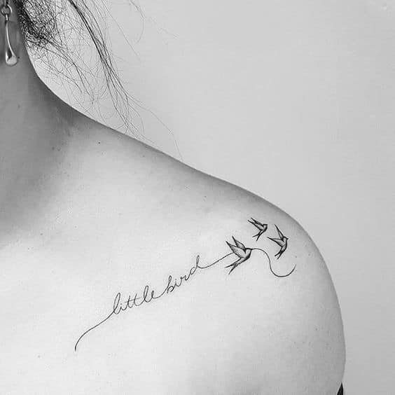 50 Tatuagem no ombro e clavícula em linha fina preta três gaivotas e a inscrição passarinho passarinho