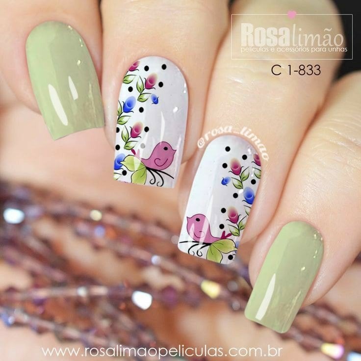 54 verzierte Nägel mit aquagrünen und weißen Blumen mit Naturmotiven und rosa Vogel