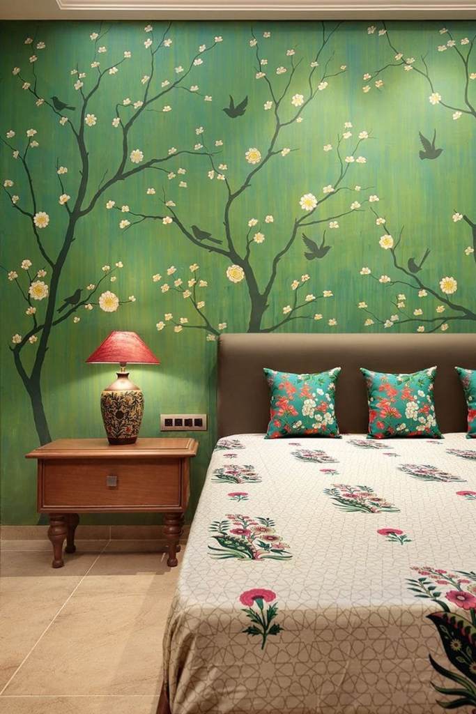 6 Kinderzimmerdekoration Grüne Wand mit gelben Längsstreifen und gezeichneten Bäumen, Blumen und Vögeln und passender Natur