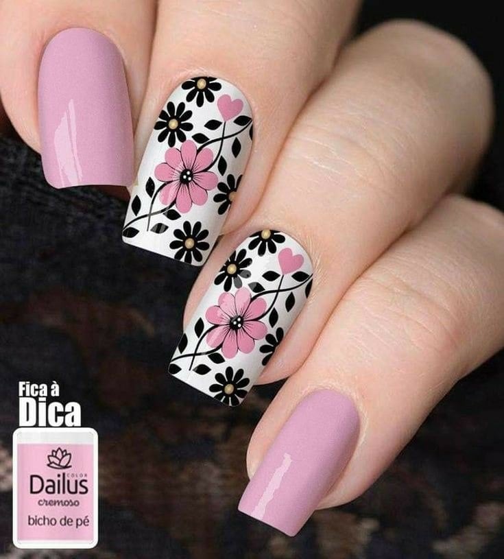 62 mit rosa Blumen verzierte Nägel. Weiß mit schwarzen und rosa Blumen