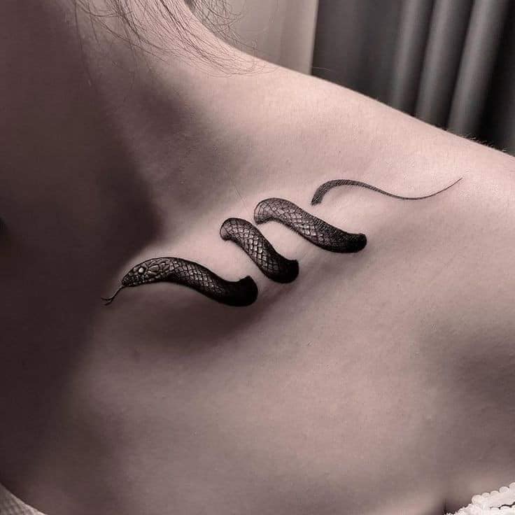 67 Tatuaje de Serpiente o Culebra en 3D negra enroscada en hueso de la clavicula ojo blanco sacando la lengua mujer