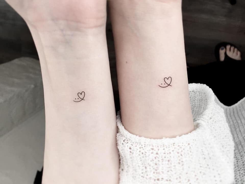 7 kleine Tattoos für Freunde Kleine Herzen mit einem fröhlichen Gesicht aus zwei Punkten