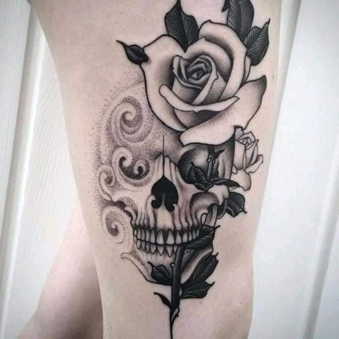 7 Tattoos mit Totenköpfen und schwarzen Rosen mit einem Stiel, der durch den geschlossenen Mund eindringt und durch eine Augenhöhle austritt