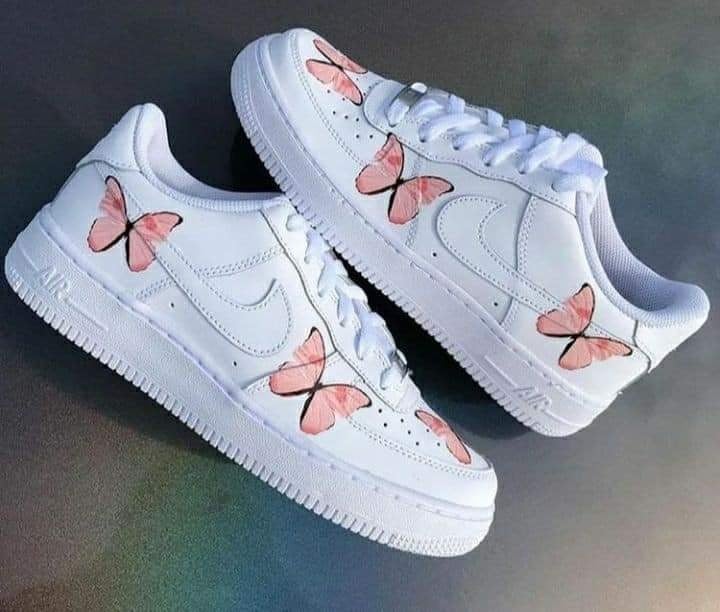779 Chaussures de tennis pour femme Nike blanches avec détails papillons roses ajoutés