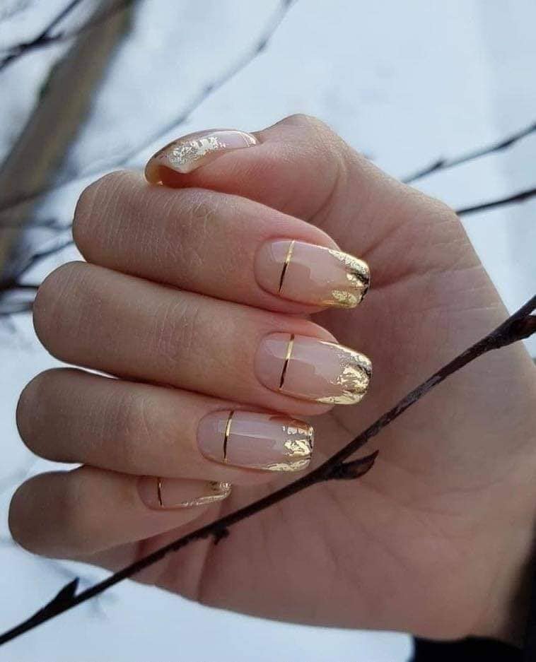 80 ongles décorés avec une ligne dorée et des pointes dorées