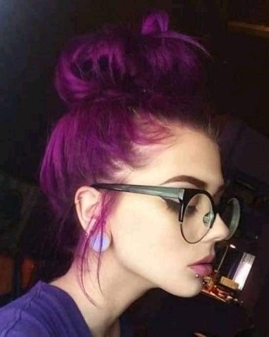 9 Dye 5.20 coiffure uniforme violet foncé avec chignon