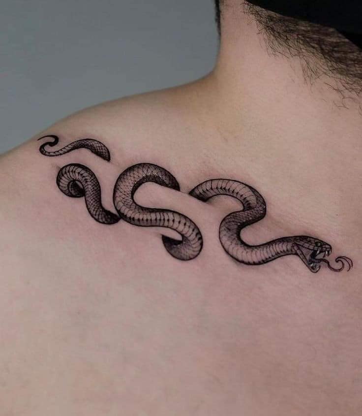 91 Tatuaje de Serpiente o Culebra en 3D negra enroscada en hueso de la clavicula sacando la lengua